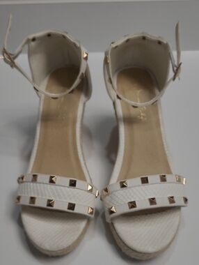 Jessica Carlyle White Studded Ankle-Strap Espadrille Wedge Sandals - Size 10